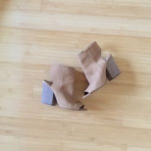 Steve Madden open toe nude with square heel.